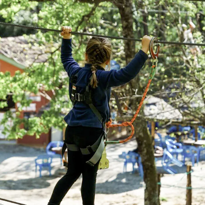 Parque de aventuras en los árboles cerca de Lautrec, con tirolesas y juegos para todas las edades.