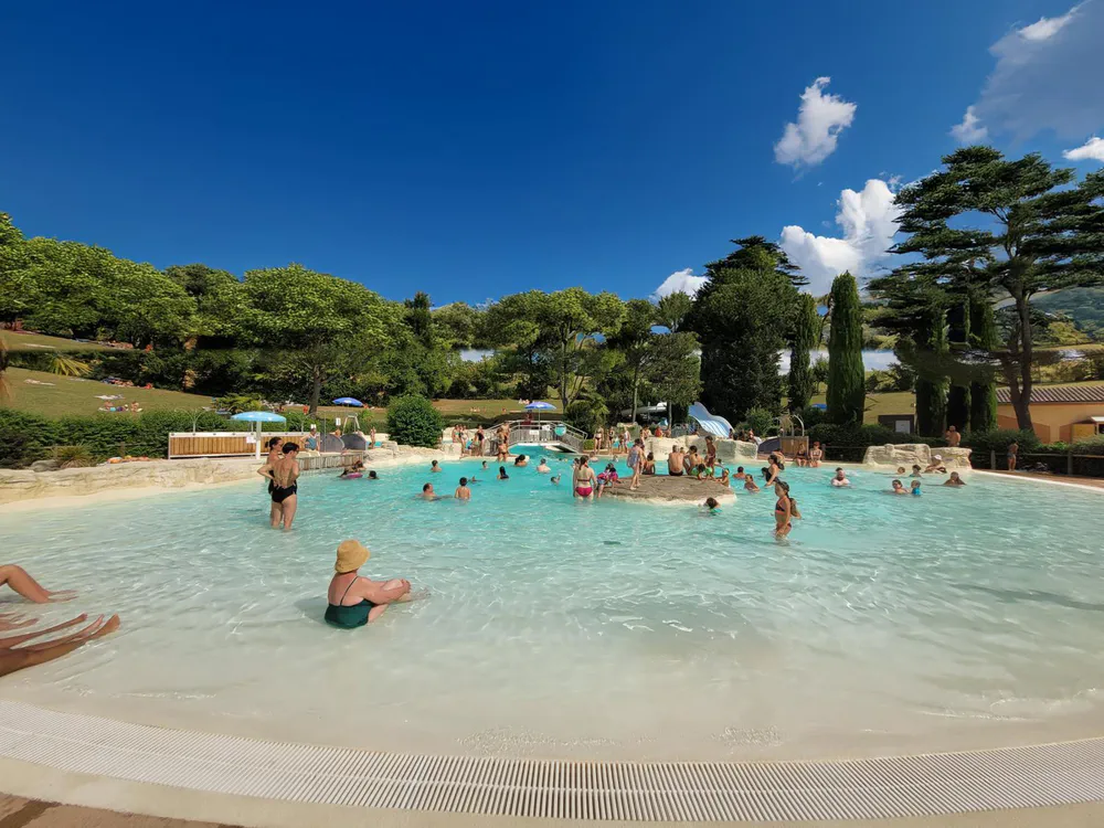Zona de ocio acuático en Lautrec, ideal para refrescarse en familia durante los días calurosos.