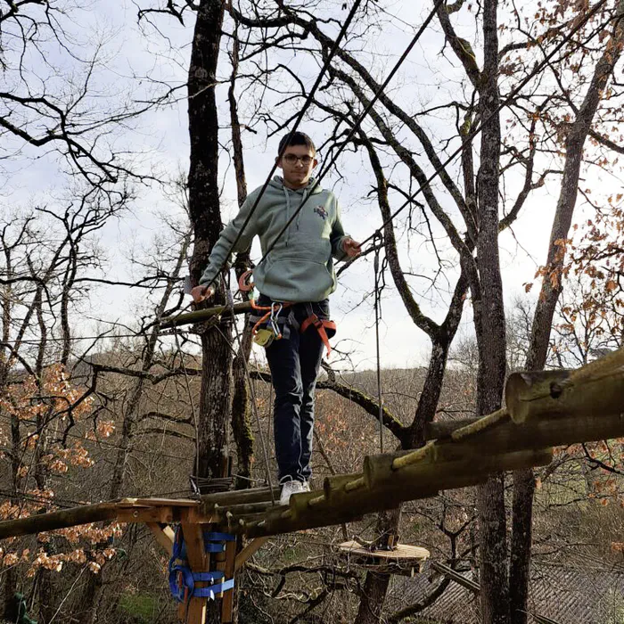 Parque de aventuras en los árboles cerca de Lautrec, con tirolesas y juegos para todas las edades.