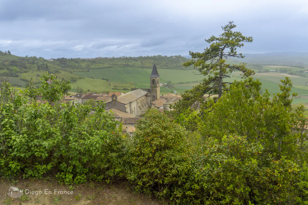 Vista rural de Lautrec desde el sendero del Calvario, con la campiña del Tarn al fondo.