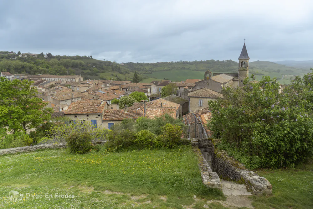 Mirador desde el Calvaire de la Salette con vistas al pueblo medieval de Lautrec y sus campos.