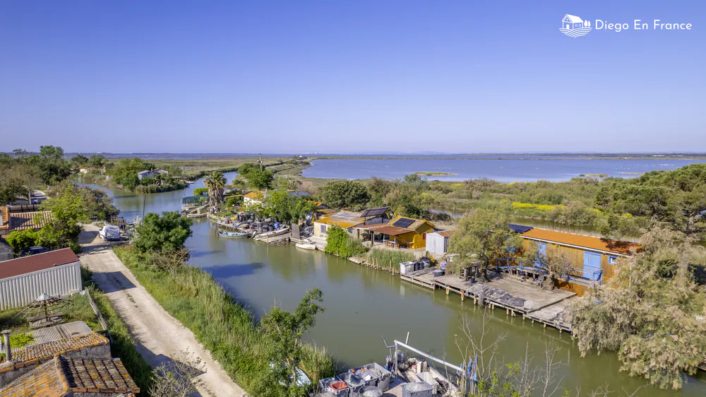 Vue aérienne des Cabanes de Lunel, village traditionnel de pêcheurs au cœur de la Camargue. Photo par diegoenfrance.com