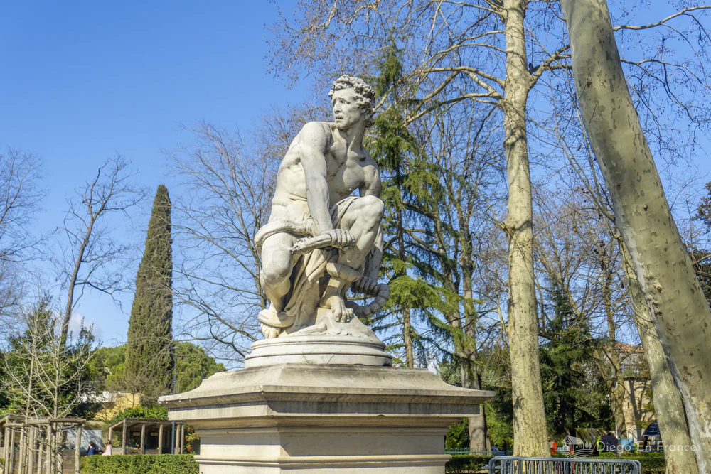 Sculpture classique dans le parc Jean Hugo de Lunel, un espace public avec de l'art et de l'ombre. Photo par diegoenfrance.com