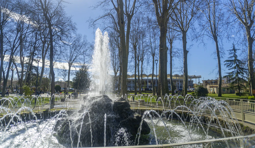 Fontaine ornementale dans le Parc Jean Hugo de Lunel, un endroit idéal pour se reposer à l'ombre. Photo par diegoenfrance.com