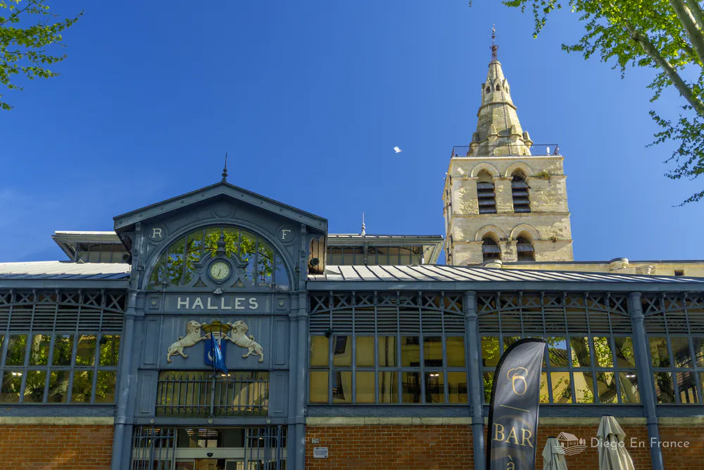 Entrée de style Baltard des Halles de Lunel, marché couvert de produits frais. Photo par diegoenfrance.com
