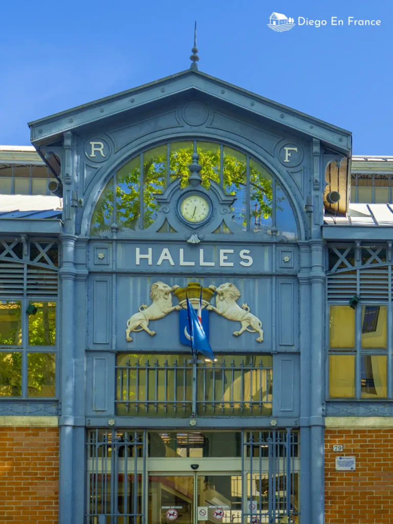 Façade principale des Halles de Lunel, marché couvert du XIXe siècle de style Baltard. Photo par diegoenfrance.com
