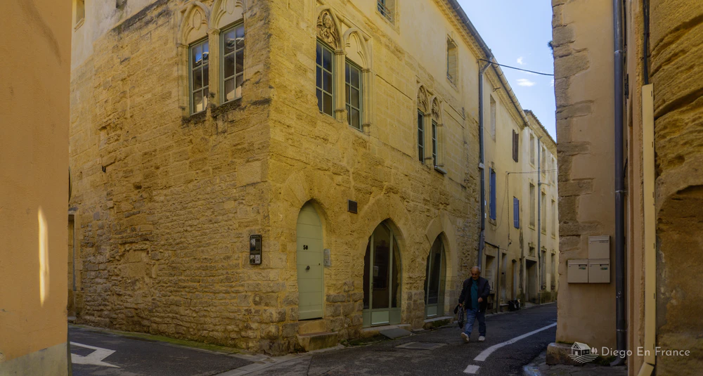 Ancien Hôtel Philippe le Bel dans la vieille ville de Lunel, patrimoine architectural. Photo par diegoenfrance.com