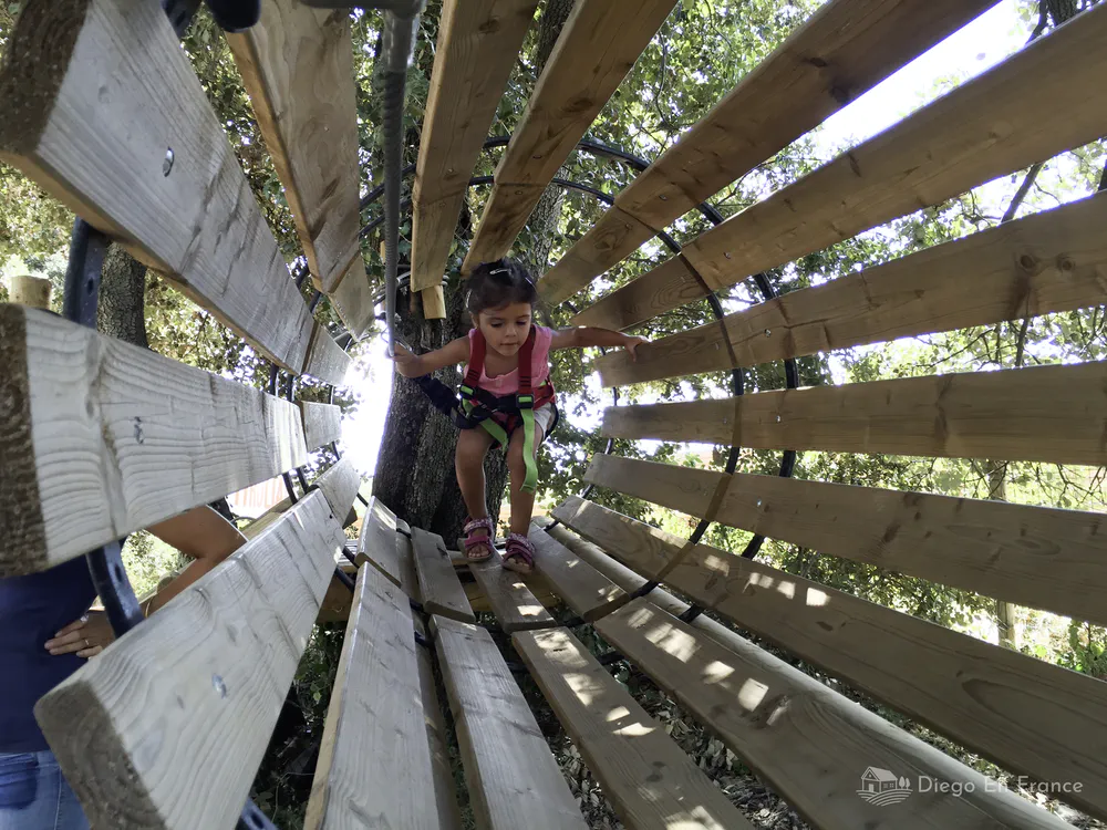 Aventure dans les arbres à Tyroliane, un parc de tyroliennes idéal pour les petits. Photo par diegoenfrance.com