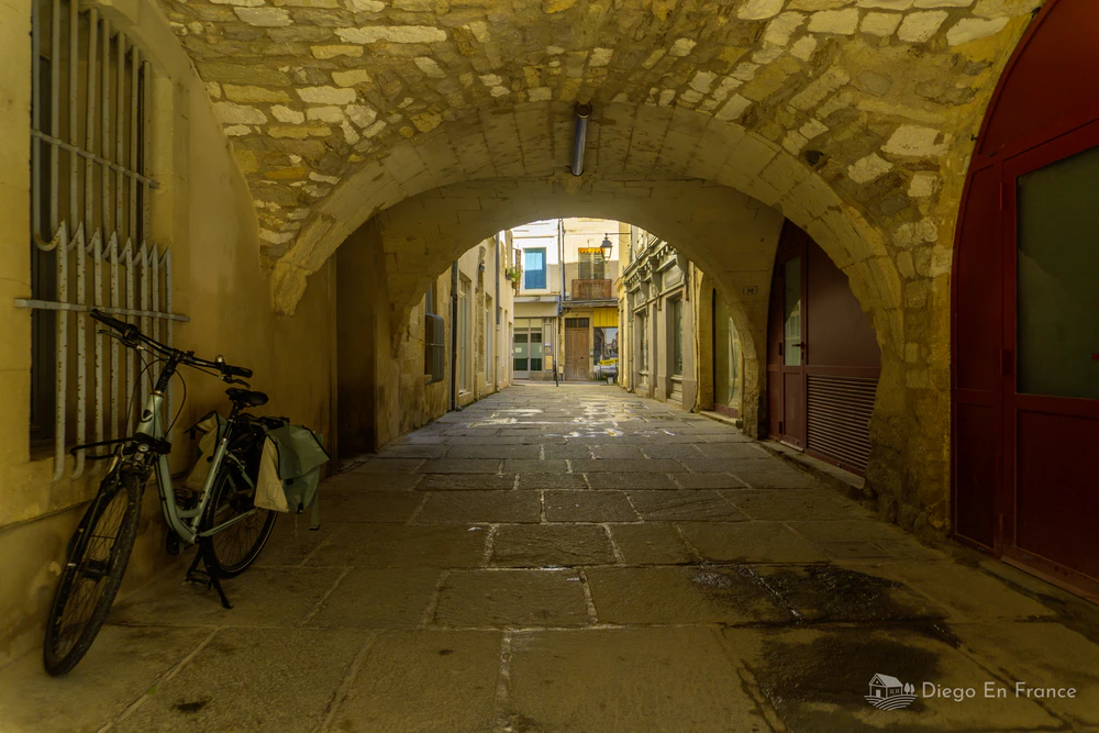 Un coin du centre historique de Lunel, avec un passage voûté et une atmosphère tranquille. Photo par diegoenfrance.com