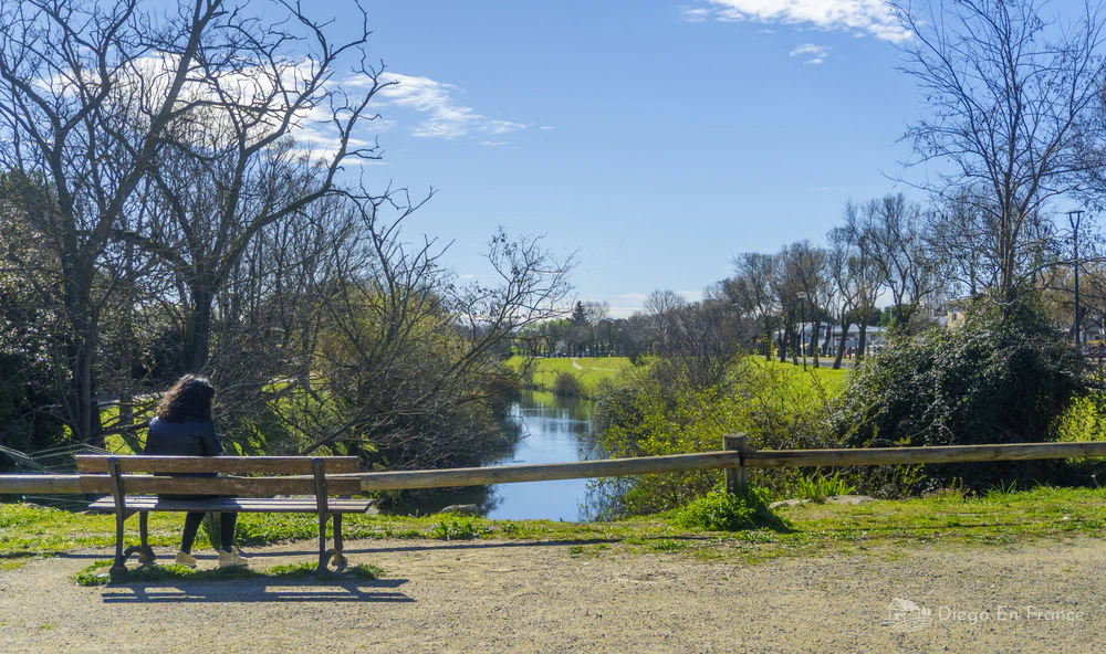 Lieu de repos au bord du canal de Lunel, idéal pour se promener ou se détendre au contact de la nature. Photo par diegoenfrance.com