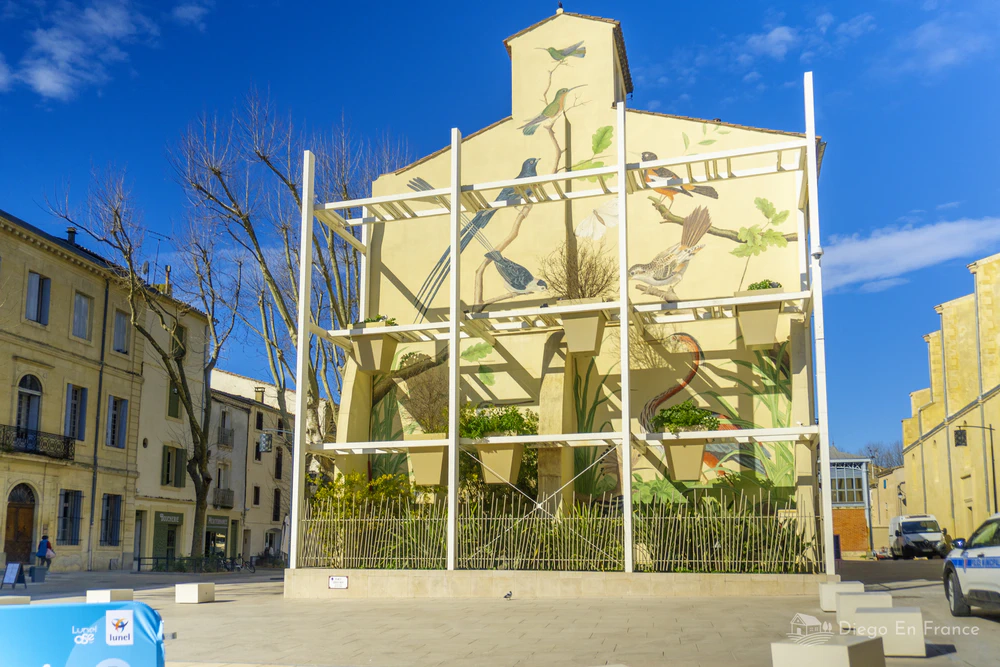 Intervention artistique sur la façade de la place Louis Rey, fusion du patrimoine et de l'art à Lunel. Photo par diegoenfrance.com