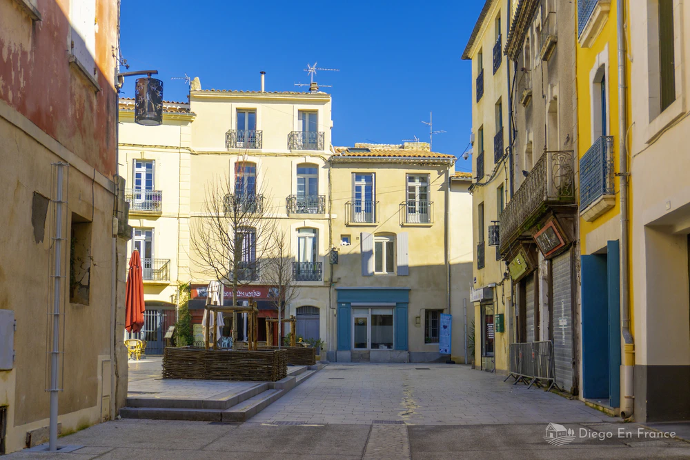 Place au centre de Lunel avec terrasses et architecture traditionnelle, un coin tranquille pour se promener. Photo par diegoenfrance.com