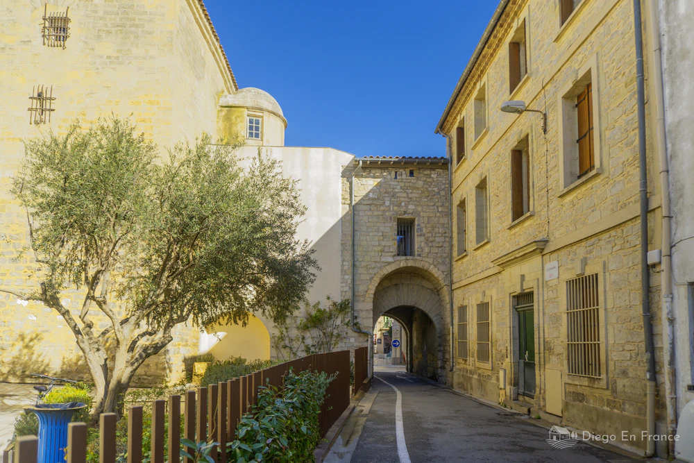 Accès médiéval à la vieille ville de Lunel par la Porte de Notre-Dame. Photo par diegoenfrance.com