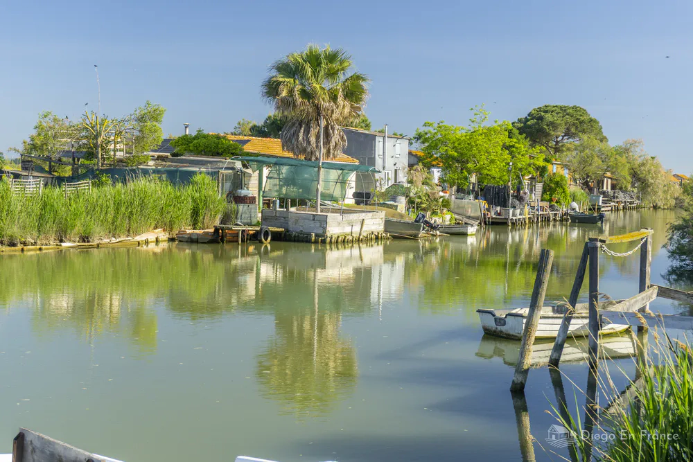 Canal bordé de maisons de pêcheurs à Lunel, un cadre serein et authentique. Photo par diegoenfrance.com