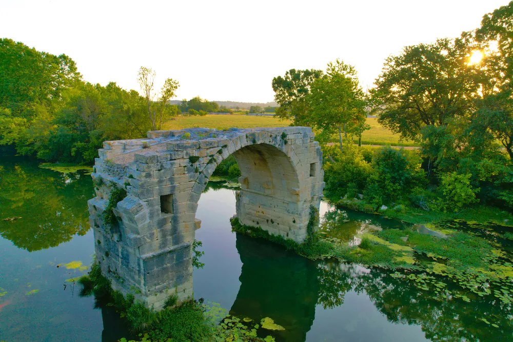 Vue du Pont Ambroix à Ambrussum, vestige de la Via Domitia près de Lunel. Photo par diegoenfrance.com