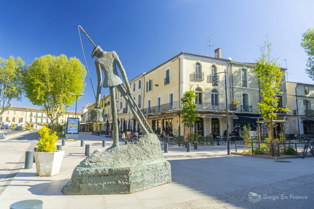 Sculpture du Pescalune devant les cafés et les boutiques d'une des places les plus animées de Lunel. Photo par diegoenfrance.com