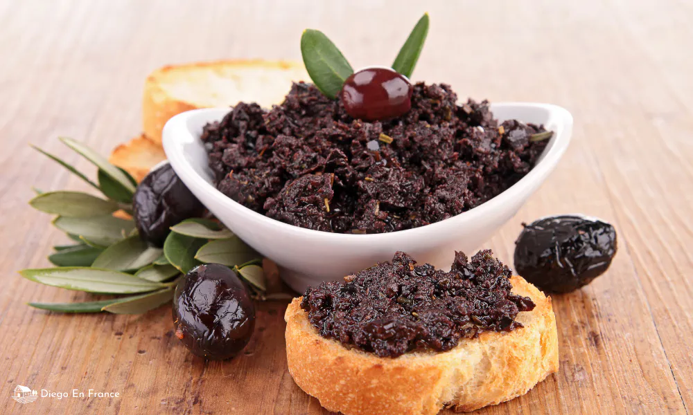 Tapenade d'olives noires, une spécialité de la gastronomie du Sud de la France.