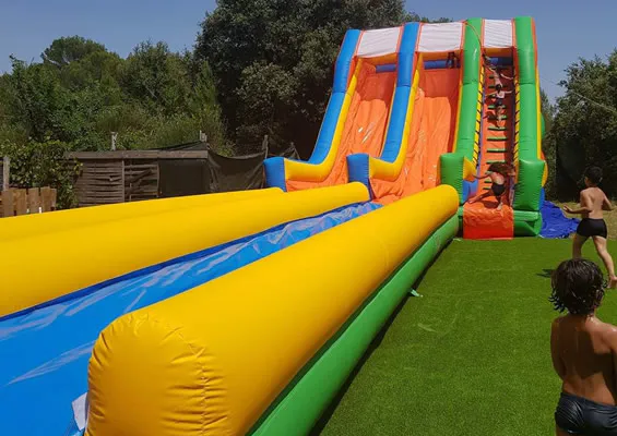 Jeux gonflables et activités de plein air à Teraventure, parc d'attractions pour tous les âges