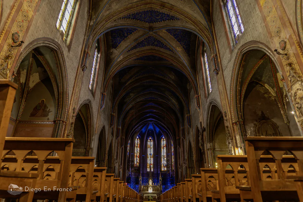 Interior decoration of the Saint-François de Lavaur church, with sacred art and natural light.