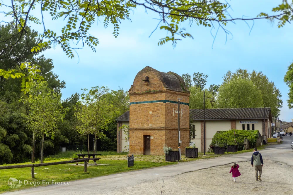 Traditional brick Pigeonnier in Saint-Sulpice-la-Pointe, with a green area ideal for families.