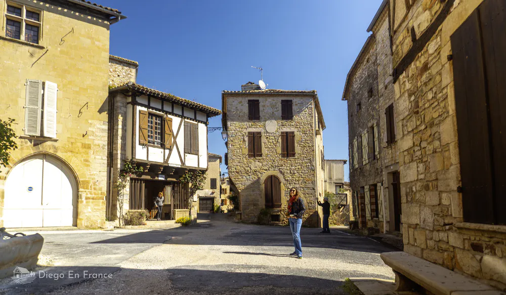 Puycelsi village square with traditional architecture and quiet atmosphere ideal for family walks.