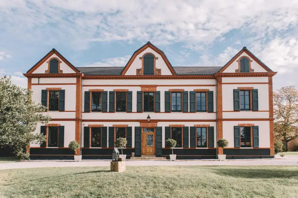4-star family lodging on the outskirts of Saint-Sulpice-la-Pointe, ideal for rural getaways.