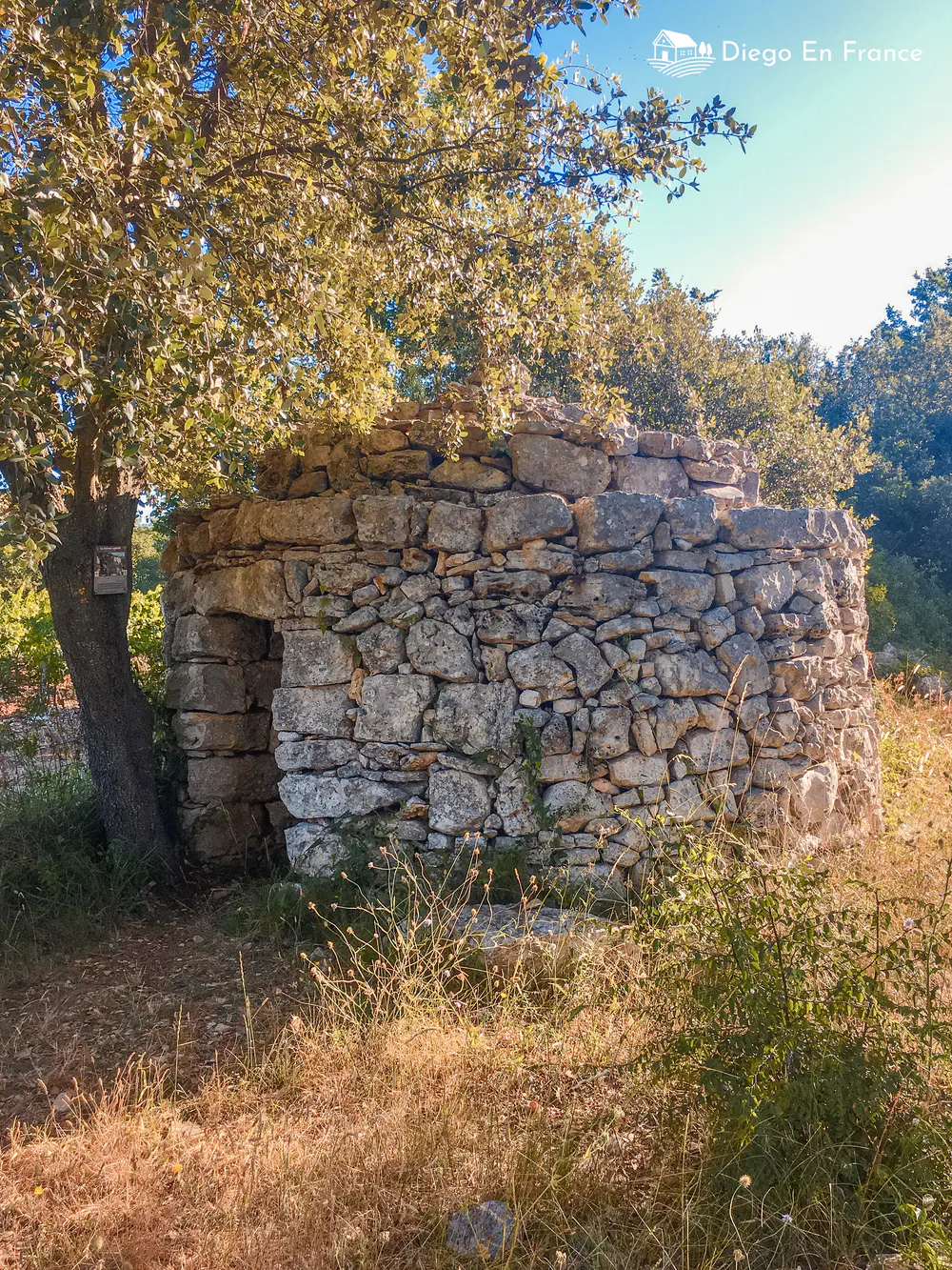 Capitelle traditionnelle sur le sentier de randonnée de Saussines - Photo par diegoenfrance.com