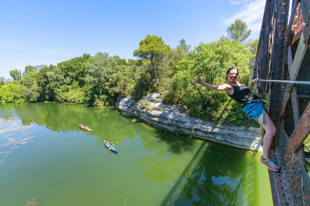 Activité de tyrolienne au Roc de Massereau surplombant le Vidourle - Photo par diegoenfrance.com