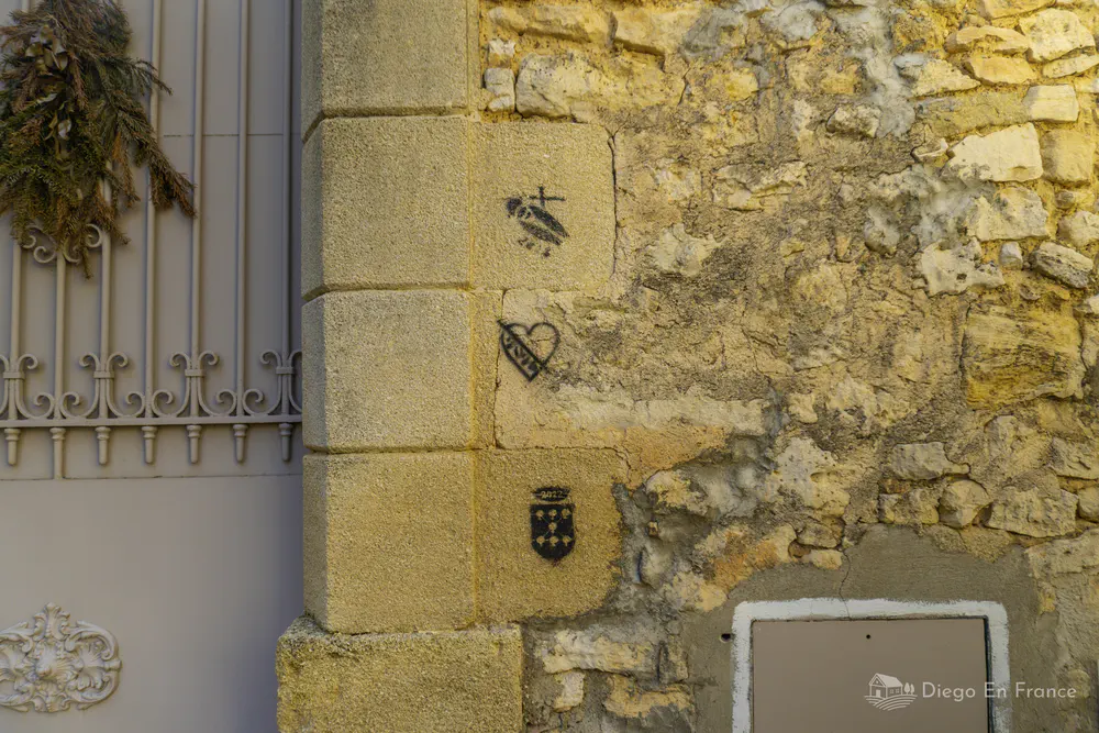 Détails sculptés, inserts, sur une façade en pierre à Saussines - Photographie de diegoenfrance.com
