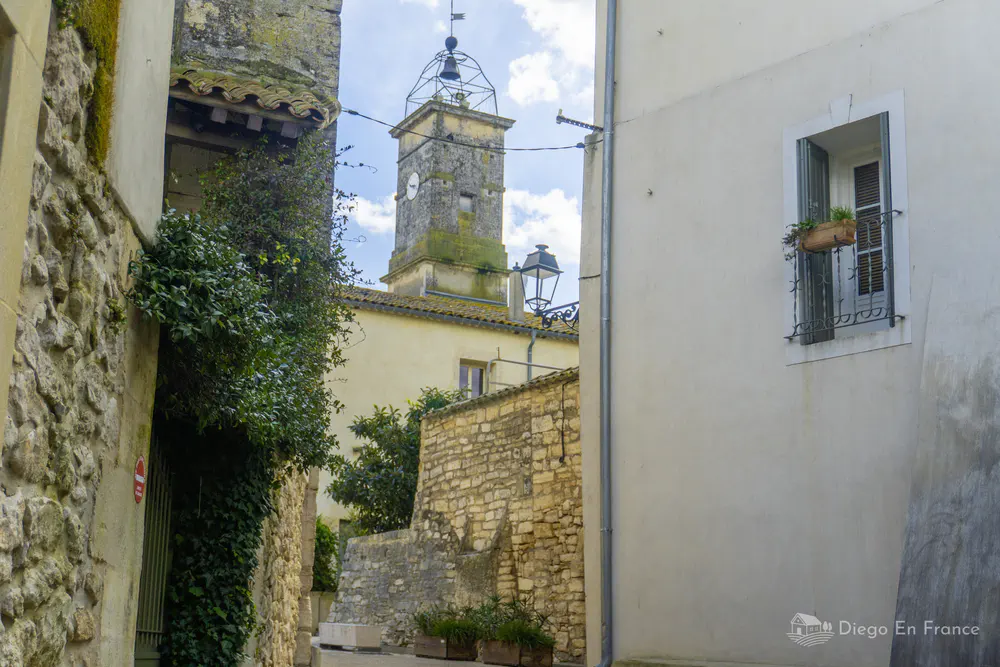 Coin tranquille avec vue sur le clocher de Saussines - Photo par diegoenfrance.com