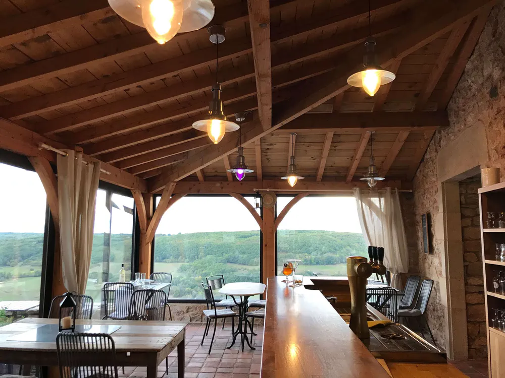 Restaurant Le Jardin des Lys in Puycelsi, French cuisine with charm and panoramic view.
