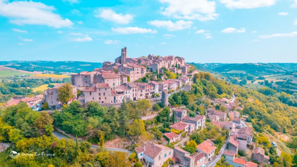 Cordes-sur-Ciel emergiendo entre la niebla matinal, uno de los destinos más mágicos del suroeste francés.