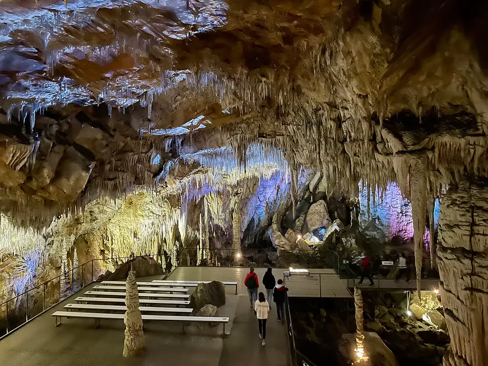 Grottes des Canalettes, visite idéale pour le tourisme à Castelnou et les sorties en famille. Photographie de diegoenfrance.com
