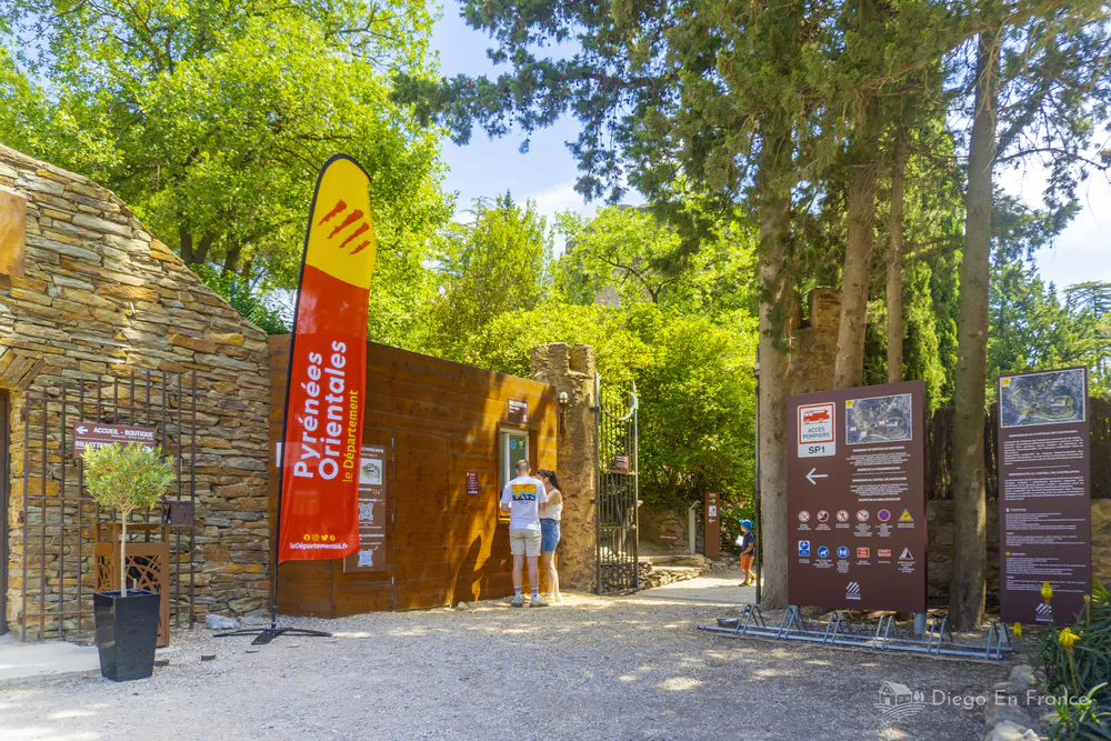Accès au château, un point clé lorsqu’on planifie que faire à Castelnou en une journée. Photographie de diegoenfrance.com