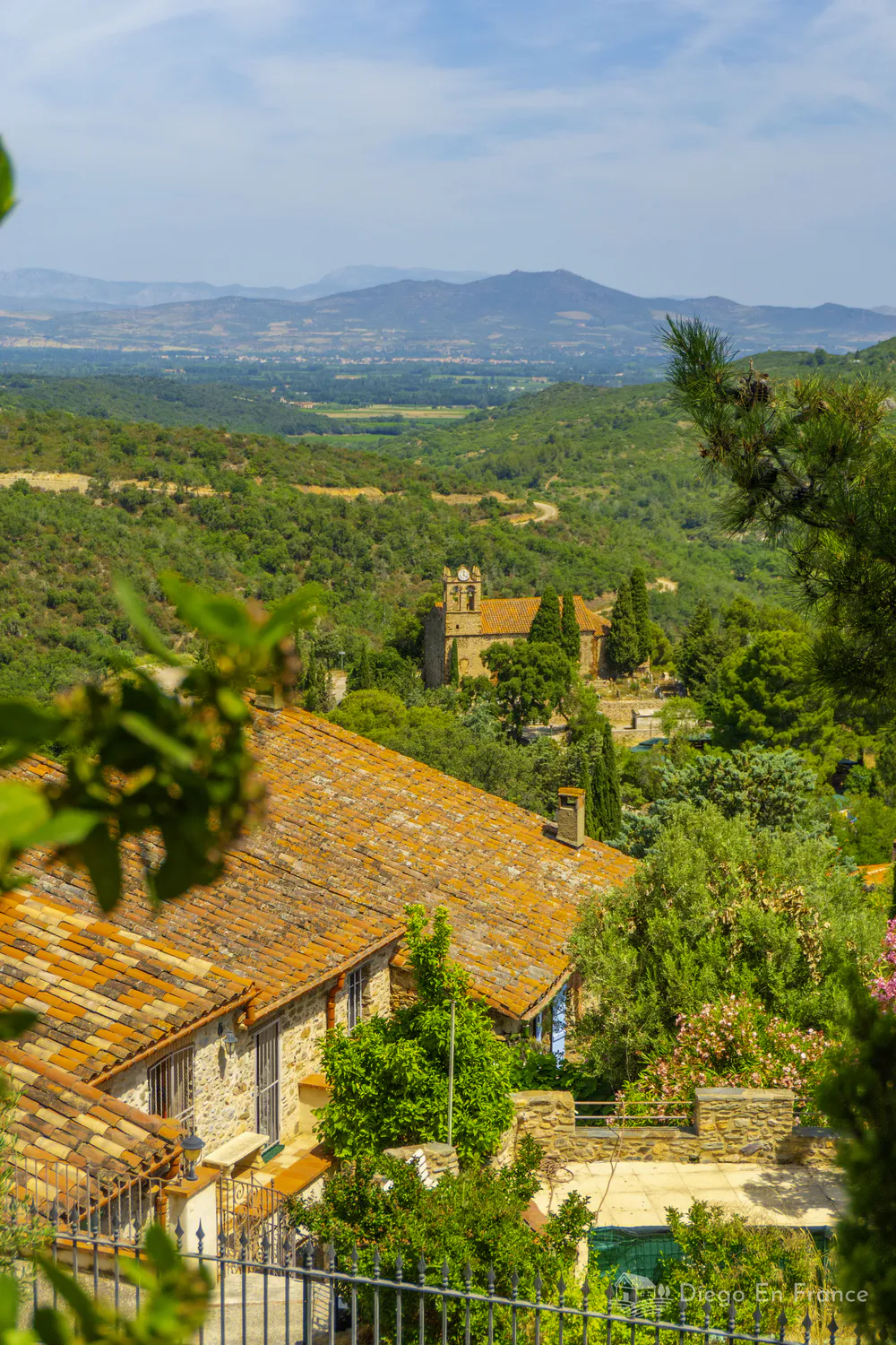 Panorama typique de Castelnou, France, recommandé lors de la découverte du village. Photographie de diegoenfrance.com