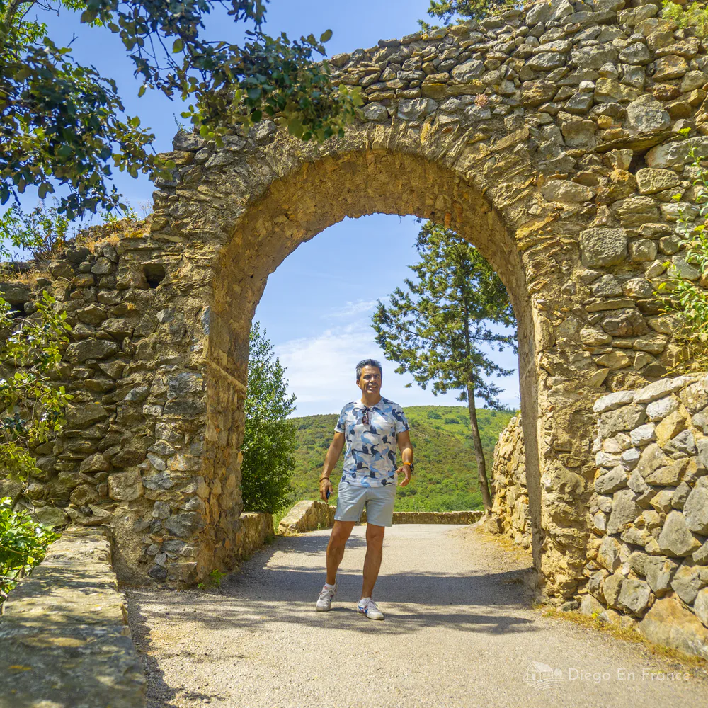 Arc en pierre traditionnel, halte incontournable lors de la visite de Castelnou en famille. Photographie de diegoenfrance.com