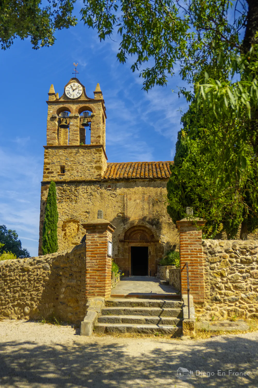 Église romane mise en valeur dans les itinéraires touristiques à Castelnou, parfaite pour une pause sur la route. Photographie de diegoenfrance.com