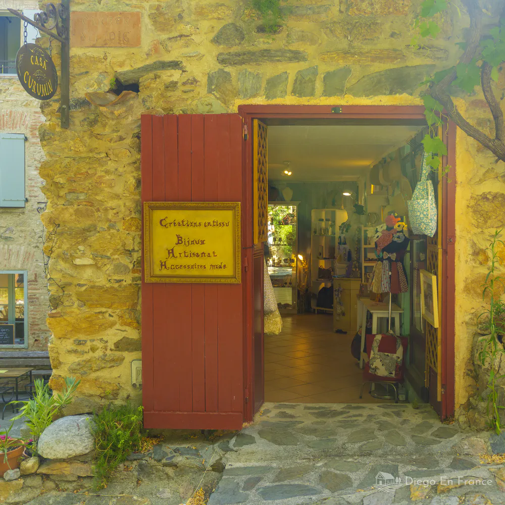 Atelier artisanal de Castelnou, recommandé dans les itinéraires touristiques à Castelnou pour les familles. Photographie de diegoenfrance.com