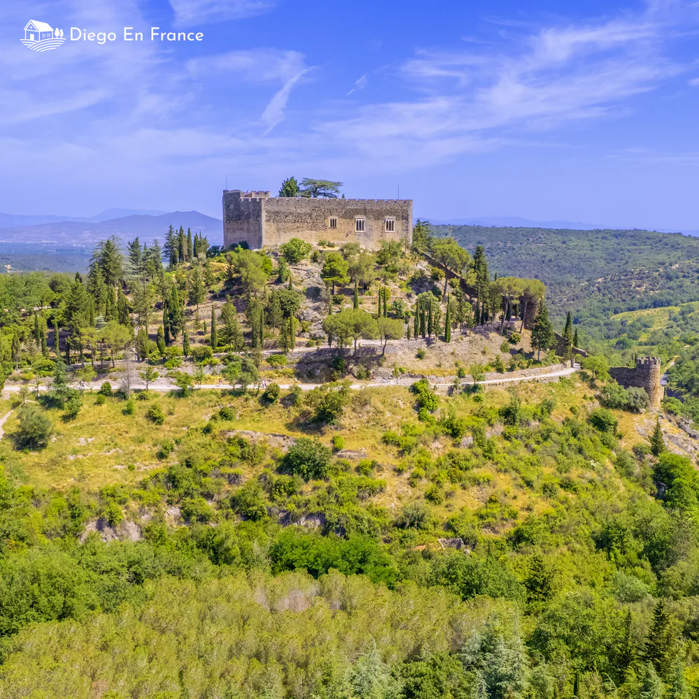 Le château de Castelnou, en France, protagoniste des visites de tourisme culturel. Photo par diegoenfrance.com
