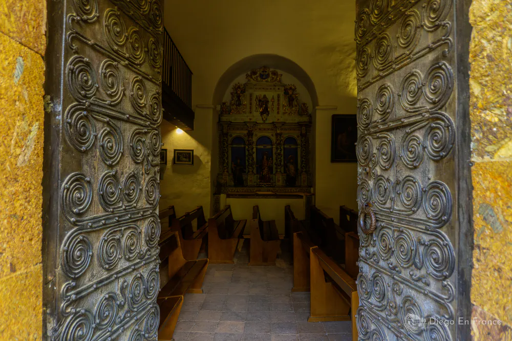 Intérieur de l’église, l’un des lieux les plus chargés d’histoire lors de la visite de Castelnou. Photographie de diegoenfrance.com