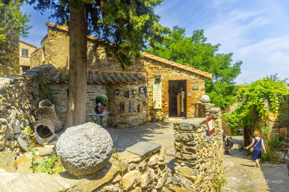Atelier d’artisanat traditionnel, activité authentique lors de la découverte de que faire à Castelnou. Photographie de diegoenfrance.com