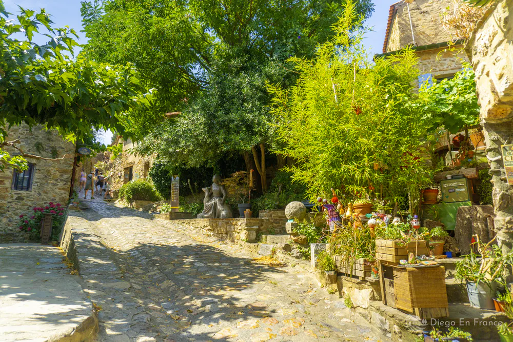 Rue emblématique du village, un incontournable lors de la visite de Castelnou en famille. Photographie de diegoenfrance.com