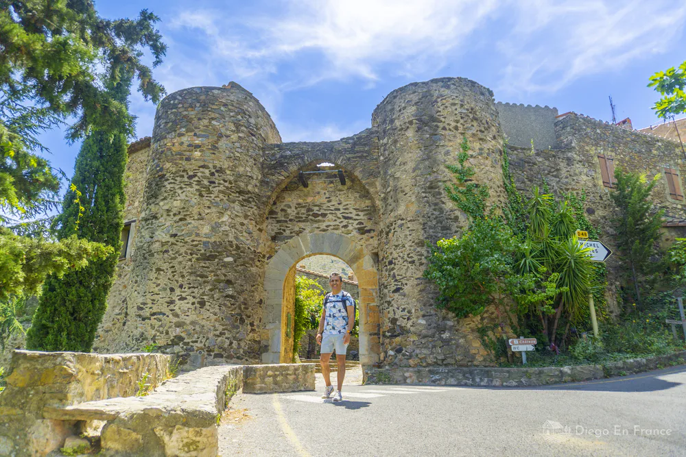 Entrée du village médiéval de Castelnou, idéal pour le tourisme en famille. Photographie de diegoenfrance.com