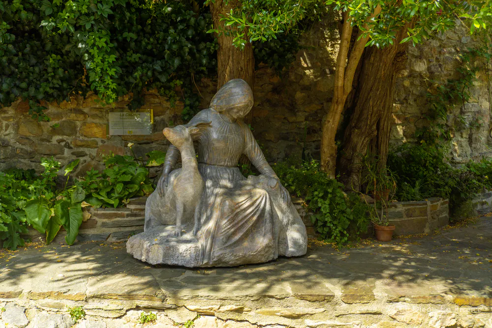 Sculpture traditionnelle à Castelnou lors d’une visite du village médiéval. Photographie de diegoenfrance.com