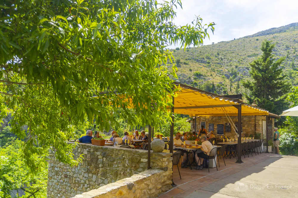Restaurant de charme, plan recommandé lors d’une visite de Castelnou en une journée. Photographie de diegoenfrance.com