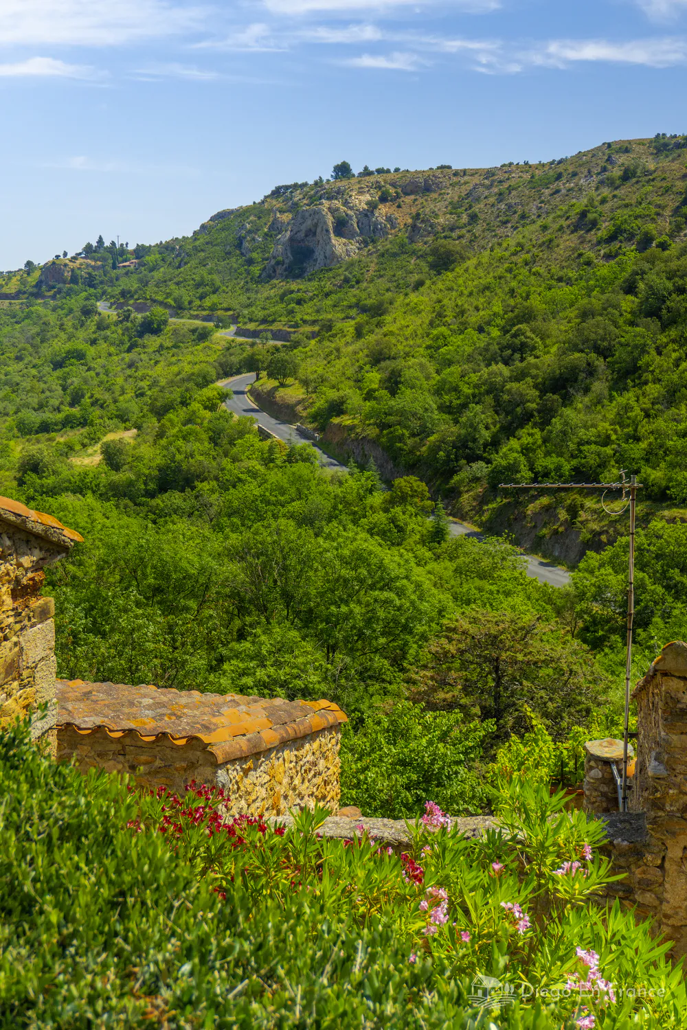 Paysage autour de Castelnou, France, idéal pour des itinéraires touristiques et des randonnées. Photographie de diegoenfrance.com