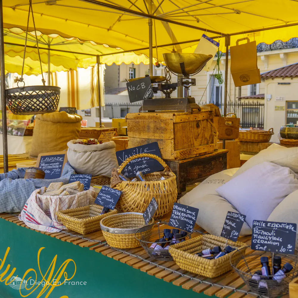 Fotografía de diegoenfrance.com de un mercado local en Francia con productos regionales